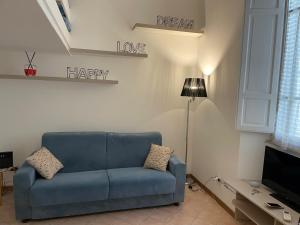 羅馬的住宿－loft piccola londra，客厅配有蓝色的沙发和灯具