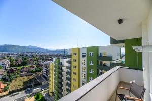 Appartamento dotato di balcone con vista sulla città. di Coresi Mountain View Brasov City a Braşov