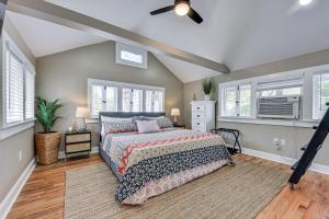 a bedroom with a bed and a ceiling fan at Cozy Jacksonville Cottage, Walkable Location! in Jacksonville