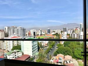 una vista da una finestra della città di Torre Isos a Cochabamba