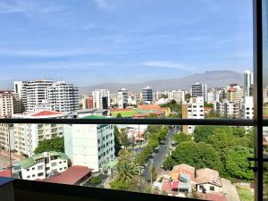 una ventana con vistas a la ciudad en Torre Isos en Cochabamba