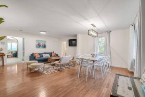 Χώρος καθιστικού στο Lakeside Bliss Breathtaking View