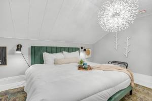 1 dormitorio con 1 cama grande y cabecero verde en Lakeside Bliss Breathtaking View, en Port Hope