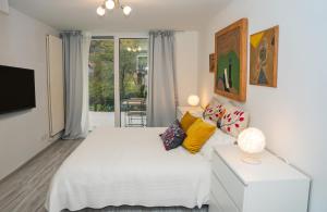 een witte slaapkamer met een bed en een bank bij Villa Plesse in Bovenden