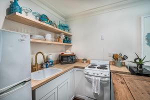 Cucina o angolo cottura di The Folly Feeling 1 Block to Beach