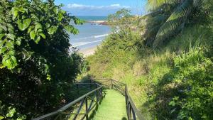 una escalera que conduce a una playa con el océano en Porto Brasil Resort, en Parnamirim