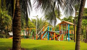 un parque infantil con palmeras en Porto Brasil Resort, en Parnamirim