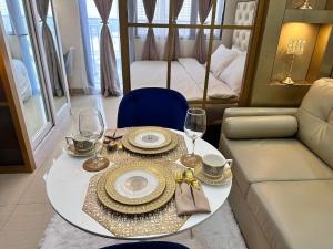 a living room with a table and a couch at Deluxe Suites Razelles 2 at Shore 2 Residences Tower 1 in Manila