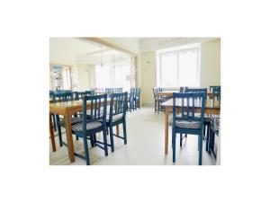 uma sala de jantar com cadeiras e mesas azuis em Utbygårdens Hostel em Rättvik