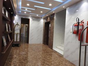 a hallway with a fire extinguisher in a building at نيو العرين بارك أبها in Abha