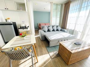 - un salon avec un canapé et une table dans l'établissement Summer Huahin 323,Near Beach&Cicada,Beautiful swimming pool, à Hua Hin