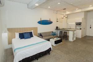 Il comprend une chambre avec un grand lit et une cuisine. dans l'établissement Oceanfront Oasis: Unparalleled Views, Unforgettable Stays, à La Libertad