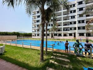 un gruppo di persone intorno alla piscina di Luxurious Scandinavian-style with swimming pool and play area - Fast wifi a Oued Laou