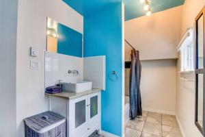 Kuchyň nebo kuchyňský kout v ubytování La Maison bleue des Artistes + 37 fotografií