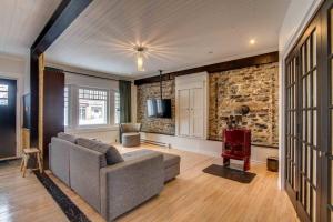 TV a/nebo společenská místnost v ubytování La Maison bleue des Artistes