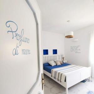 1 dormitorio con 1 cama en una habitación blanca en Dimora Mediterranea, en Mattinata