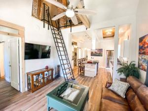 uma sala de estar com uma escada em espiral num quarto em Custom Dream home, loft/porch, trendy neighborhood em Colorado Springs