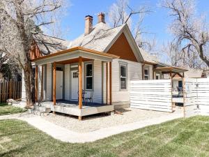 uma casa branca com um alpendre e uma cerca em Custom Dream home, loft/porch, trendy neighborhood em Colorado Springs