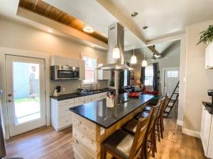 uma cozinha com uma grande ilha no meio em Custom Dream home, loft/porch, trendy neighborhood em Colorado Springs