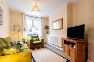 a living room with a couch and a flat screen tv at 2 bed, up to 6 guests near Chester City Centre in Chester