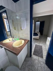 un bagno con lavandino e specchio di Cantinho da Vesperata - Centro histórico de Diamantina a Diamantina