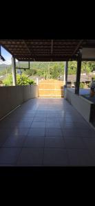 - Vistas a una pasarela de azulejos de un edificio en Casa1, en Itapema