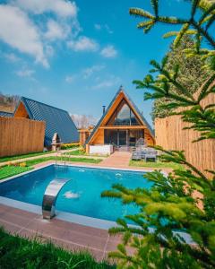 une maison avec une piscine en face d'une maison dans l'établissement peaceful life, 
