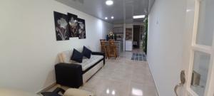 ein Wohnzimmer mit einem Sofa und einem Tisch in der Unterkunft Hospedaje Flor Amarillo in Villavicencio