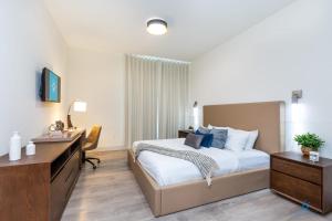 1 dormitorio con 1 cama, vestidor y escritorio en New Studio - Hollywood Beach Bliss for 2, en Hollywood