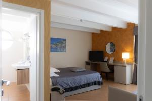 1 dormitorio con 1 cama y escritorio con ordenador en Porto Di Claudio, en Fiumicino