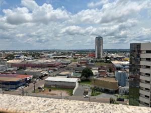 een uitzicht op een stad met een hoog gebouw bij 1104 - Residence Service in Porto Velho