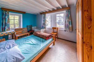 um quarto com uma cama e duas janelas em A Tchapè Mèlé em Gouvy