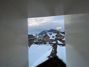 une vue sur une ville enneigée avec un hélicoptère dans l'établissement Sonderbar Home, à Schwyz