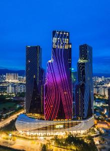 dois edifícios altos numa cidade à noite em Anggun Arte Mont Kiara em Kuala Lumpur