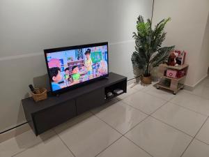uma sala de estar com uma televisão de ecrã plano num armário em Anggun Arte Mont Kiara em Kuala Lumpur
