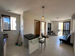 cocina y sala de estar con fogones en Studio Design APT 401 Novo na Ponta Verde, en Maceió