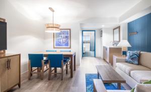 een woonkamer en eetkamer met een tafel en blauwe stoelen bij Margaritaville Resort Lake Tahoe in South Lake Tahoe