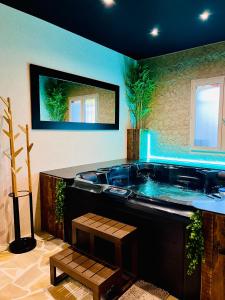 La salle de bains est pourvue d'un bain à remous. dans l'établissement L'appar-T loft avec Spa privatif et jardin, à Gières