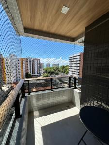 een balkon met uitzicht op de stad bij Studio Design APT 401 Novo na Ponta Verde in Maceió