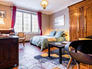 a hotel room with a bed and a desk at Gîte Saint-Père-en-Retz, 4 pièces, 6 personnes - FR-1-306-1261 in Saint-Père-en-Retz