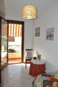 Zimmer mit einem Bett, einem Tisch und einer Lampe in der Unterkunft La Casa di Tommy in Monsagrati