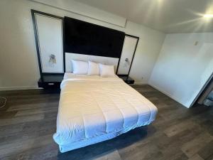 Postel nebo postele na pokoji v ubytování GO2 Inn & Suites by Relianse