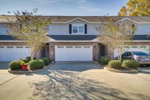 une maison avec une voiture garée dans une allée dans l'établissement Ideally Located Gulfport Condo Less Than 1 Mi to Beach!, à Gulfport