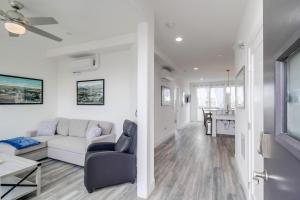 Χώρος καθιστικού στο Park Blvd 301 - Modern - Urban Oasis - SPA