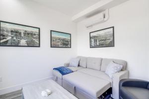Χώρος καθιστικού στο Park Blvd 301 - Modern - Urban Oasis - SPA