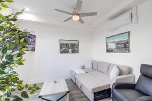 Una sala de estar con un sofá y un ventilador de techo. en Park Blvd 302 - Newly Built - Spa - Central, en San Diego