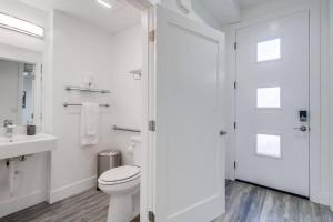 Un baño blanco con inodoro y lavabo. en Park Blvd 302 - Newly Built - Spa - Central, en San Diego 29 fotos más