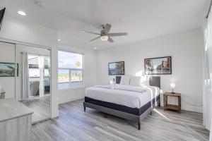 Un dormitorio blanco con una cama y un ventilador de techo. en Park Blvd 302 - Newly Built - Spa - Central, en San Diego