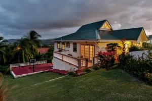 a house with a green roof and a yard at Newly renovated 3-bed spacious family home - Villa Decaj home in Cap Estate