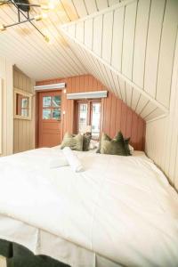 Tempat tidur dalam kamar di Unique Experience in Oslo's Heart